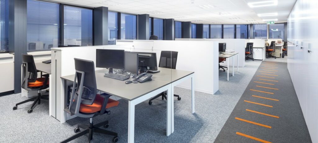 przestrzen biurowa typu open space–wady i zalety 1024x461 - Przestrzeń biurowa typu open space – wady i zalety