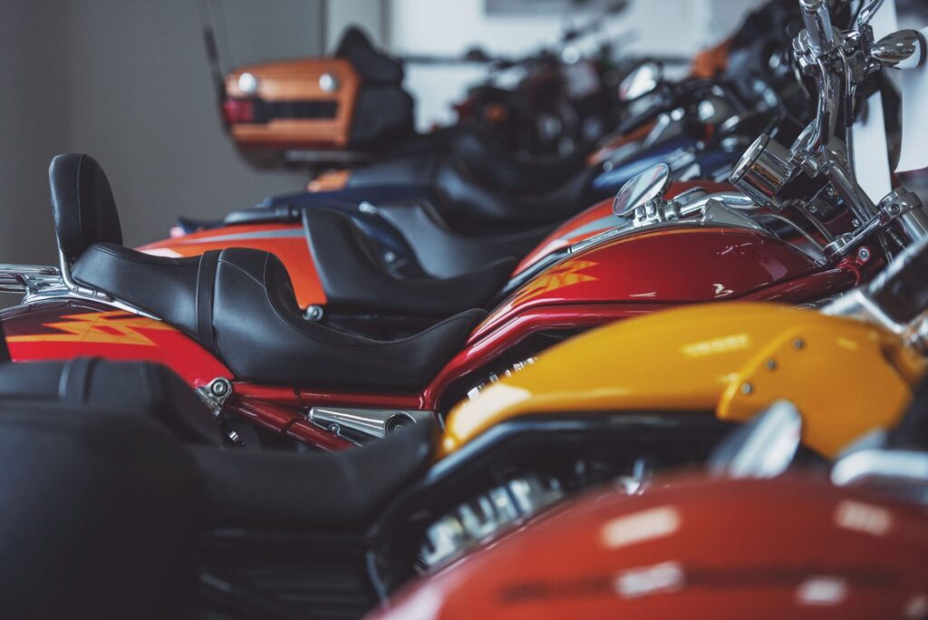 motocykle ustawione obok siebie w salonie motocyklowym
