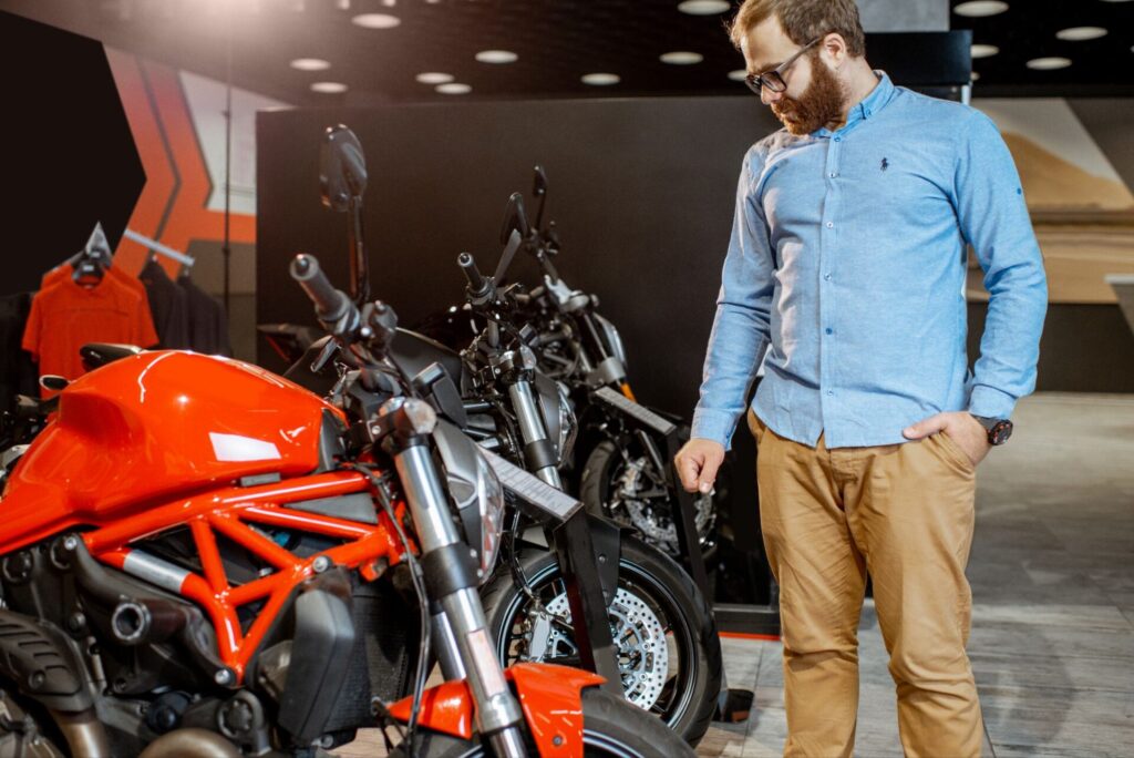 mężczyzna oglądający motocykle